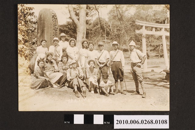 昭和17年4月3日旗山精忠護國碑前徒步旅行紀念合照 (共1張)