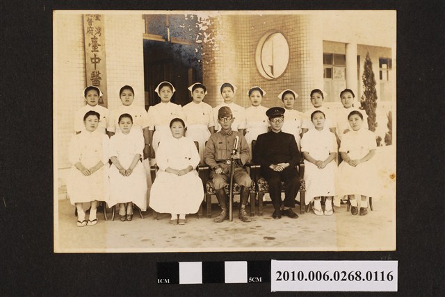 臺灣總督府臺中醫院前十六人合照 (共1張)