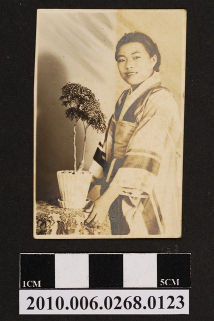 和服女子獨照 (共1張)
