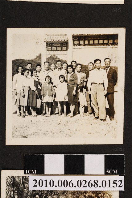 恆春熱帶樹木園牌樓前合照 (共1張)