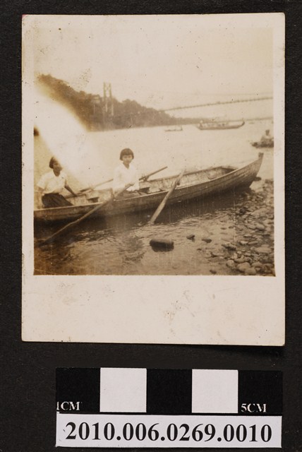 二女船上合照 (共1張)