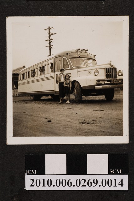 二人於公車前合照 (共1張)