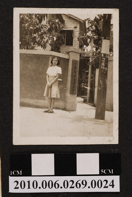 女子於中國新聞出版公司前獨照 (共1張)