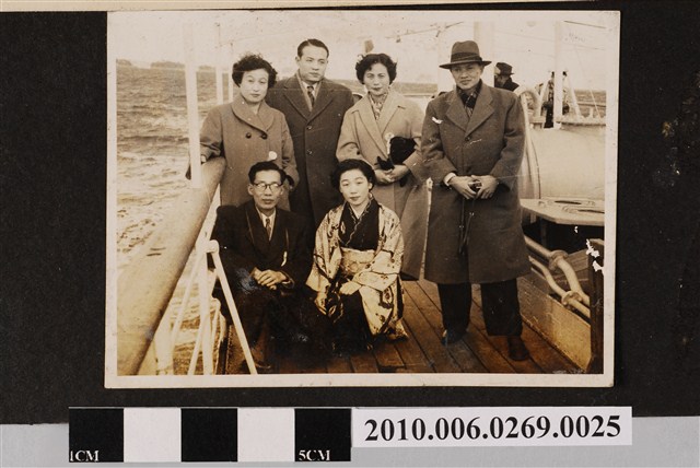 六人於船上合照 (共1張)