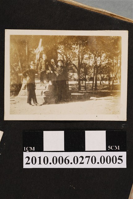 民國39年李恩堂等三人臺中中山公園合照之一 (共1張)