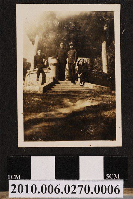 民國40年李恩堂等三人臺中中山公園合照之二 (共1張)