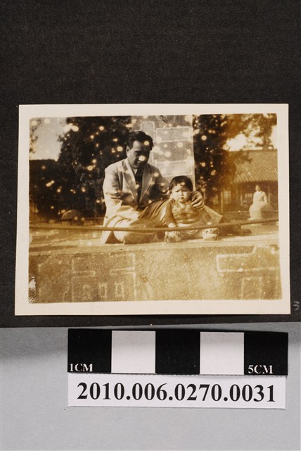 皮子寮國民學校教師李恩堂家庭照 (共1張)