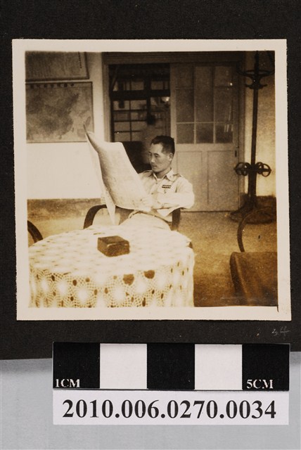 男子看報側拍照 (共1張)