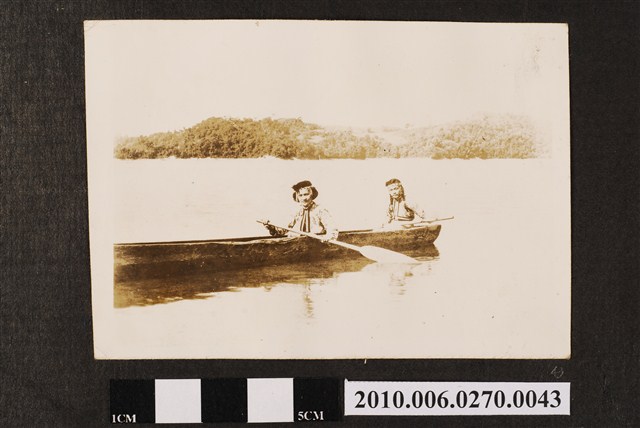 日月潭邵族女性划船照 (共1張)