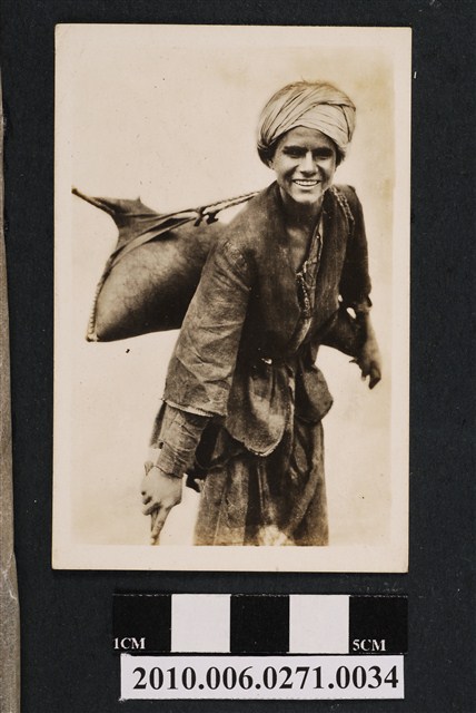 戴頭巾男子獨照 (共2張)