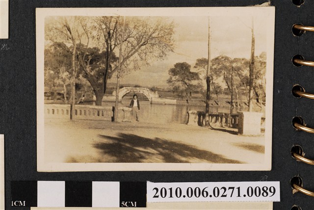 女子於拱門旁獨照 (共2張)