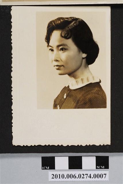 捲髮女子獨照 (共1張)