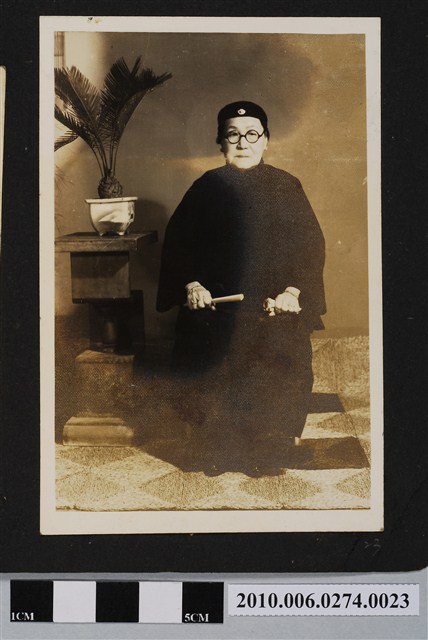 戴帽女子獨照 (共1張)