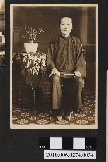 女子坐於椅子上獨照 (共1張)