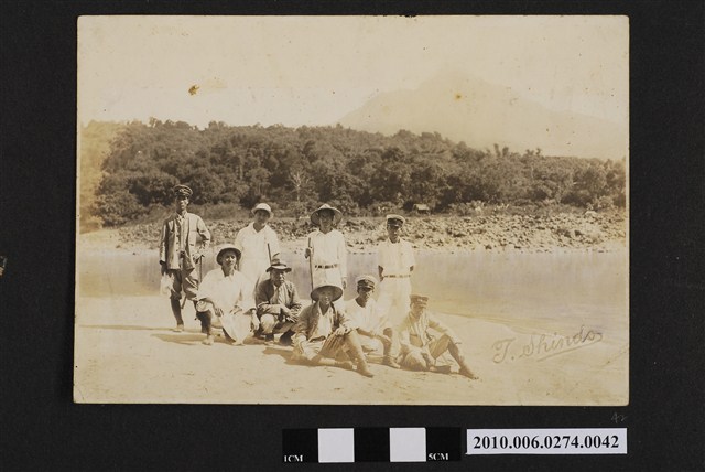 九名男性合照 (共1張)