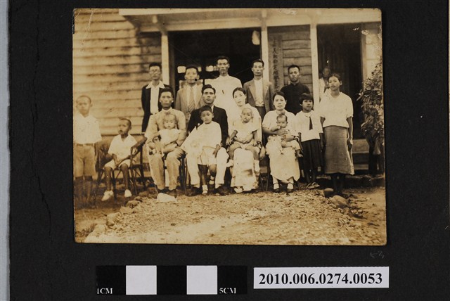 眾人於嘉義郡白芒埔警察官吏派出所前合照 (共1張)