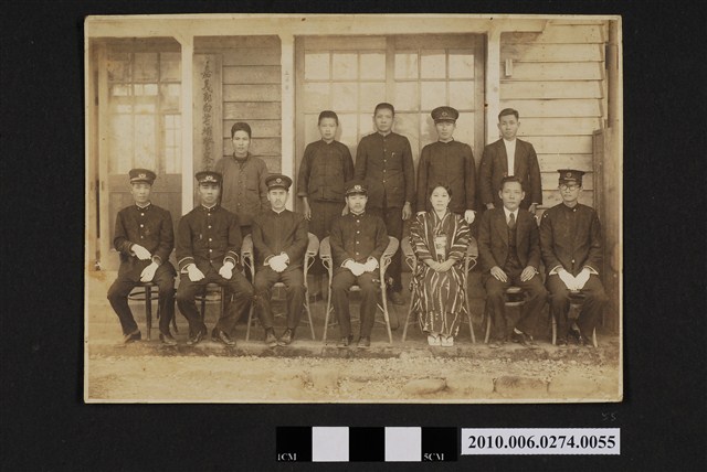 十二人於嘉義郡白芒埔警察官吏派出所前合照 (共1張)