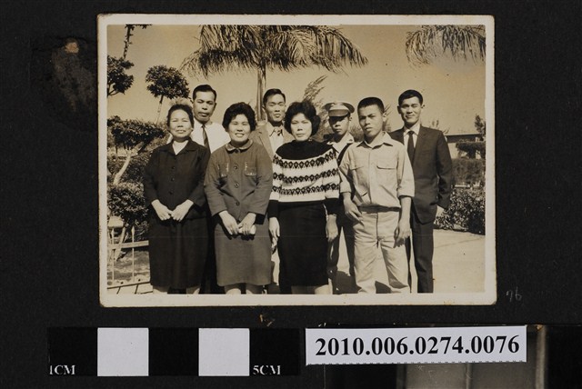 五男三女於戶外合照 (共1張)