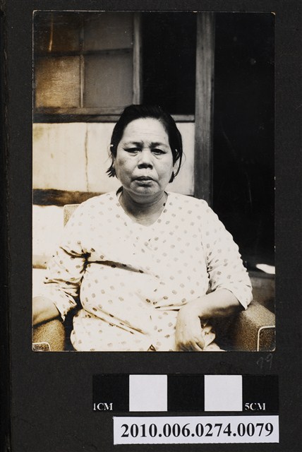 盤髮女子獨照 (共1張)