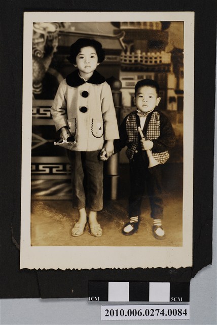 一男童與一女童合照 (共1張)