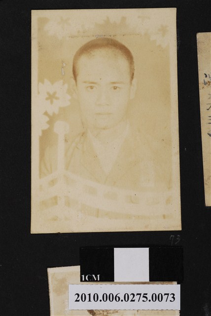 男學生理平頭穿著制服之半身正面照 (共2張)