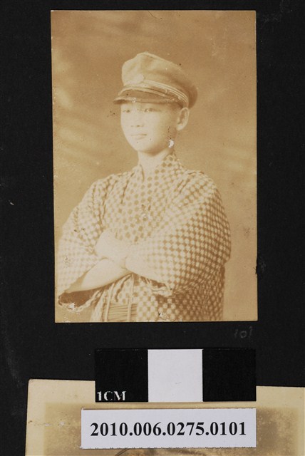 身穿和服之男子獨照 (共2張)