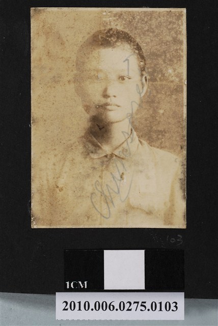 男學生理平頭穿著制服之半身正面照 (共2張)