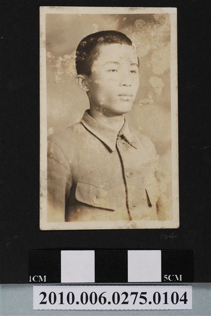 男子側身獨照 (共2張)