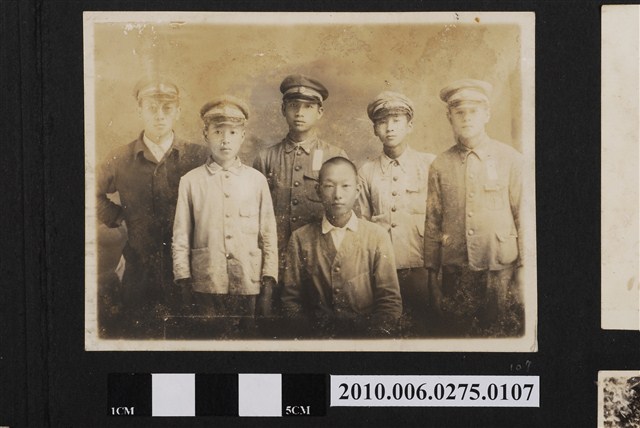 六位男子之合照 (共2張)