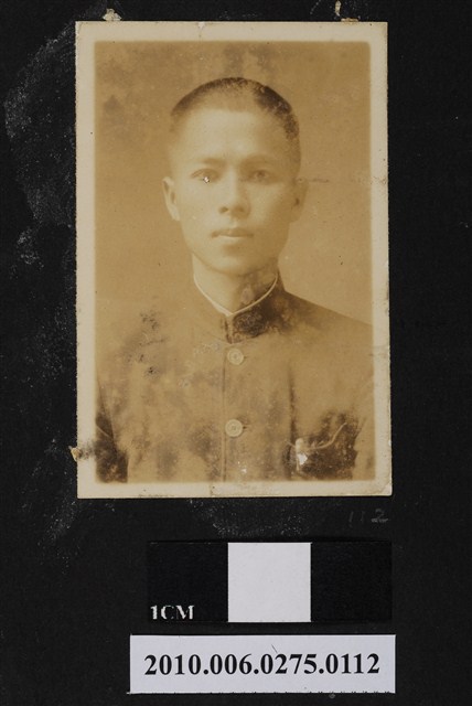 男學生理平頭穿著制服之半身正面照 (共2張)