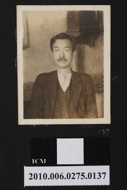 男子獨照 (共2張)