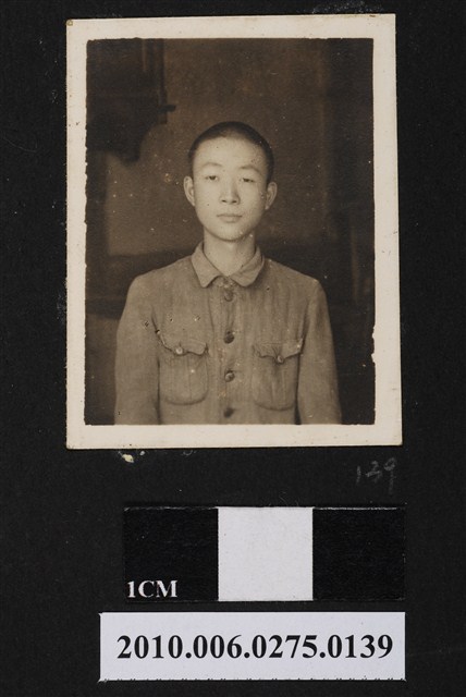 男子獨照 (共2張)