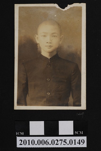 男學生理平頭穿著制服之半身正面照 (共2張)