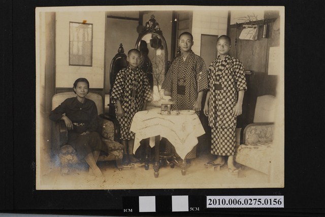 三位穿和服男子與一位婦人之合照 (共2張)