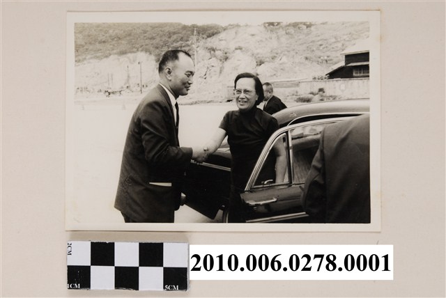 蔡孝義委員下車握手致意 (共1張)