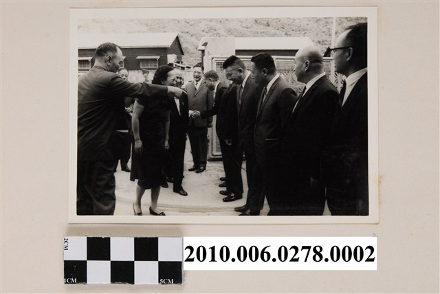 一男子為蔡孝義等人引薦眾人 (共1張)