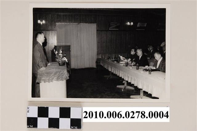 蔡孝義等人於會議室聽取簡報之一 (共1張)