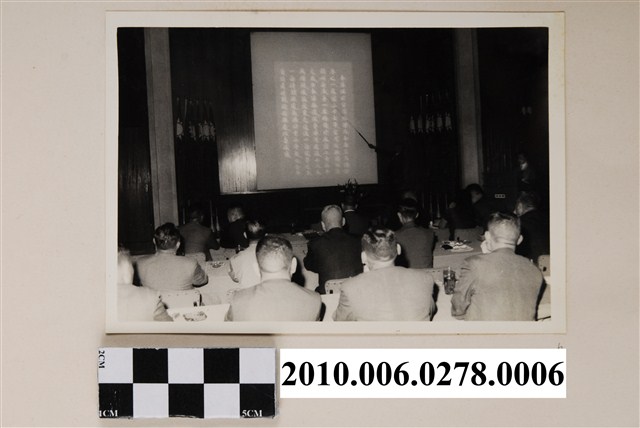 蔡孝義等人於會議室聽取簡報之三 (共1張)