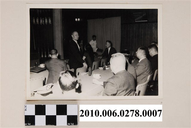 蔡孝義等人於會議室聽取簡報之四 (共1張)