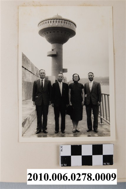 蔡孝義等四人於光華塔前合照 (共1張)