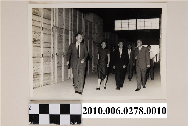 蔡孝義等人巡視港區倉庫橫幅照 (共1張)