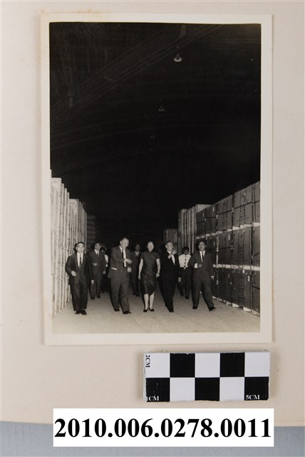 蔡孝義等人巡視港區倉庫直幅照 (共1張)