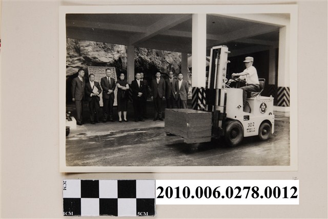 蔡孝義等人參觀堆高機操作示範 (共1張)