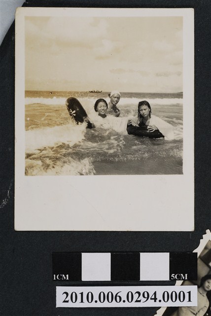 三人戲水照 (共1張)