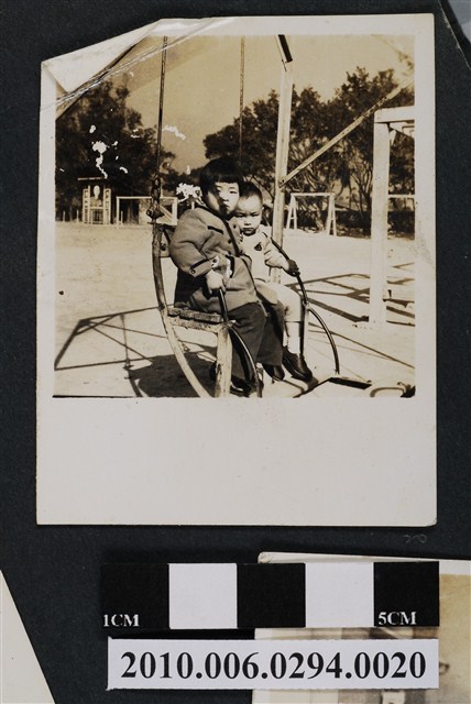 二童合照 (共1張)