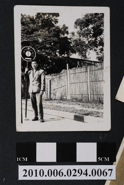 男子於臺中市公共汽車站牌獨照 (共1張)