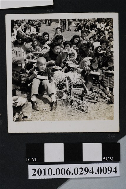 群眾於草地用餐剪影1 (共1張)