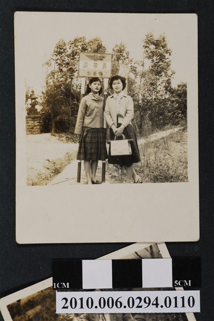 二人於青草湖停車站前合照 (共1張)