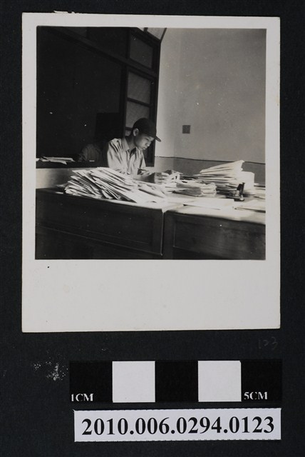 男子檢視資料剪影 (共1張)