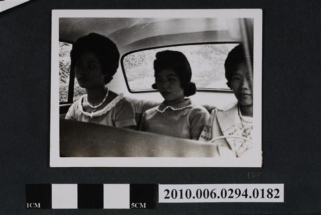 三人乘坐計程車 (共1張)